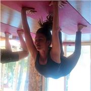 Clases de hatha yoga a domicilio, experiencia en clases terapeuticas, enfasis en el alineamiento postural y en la respiracion. Formada en la India